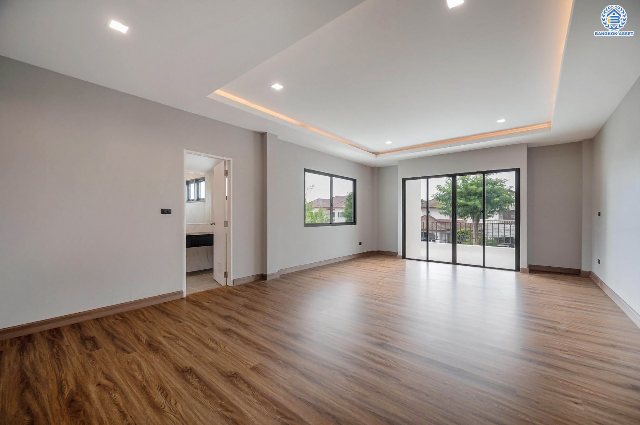 บ้านเดี่ยวฟิลคฤหาสน์มือสองตกแต่งใหม่ แบรนด์ LH ดีไซน์สุดหรูหรา โครงการ ลดาวัลย์ ปิ่นเกล้า เนื้อที่ 178.6 ตร.ว. บนพื้นที่ใช้สอยถึง 651.84 ตร.ม. ฟังก์ชันจัดเต็ม 5 ห้องนอน 7 ห้องน้ำ  1 ห้องแม่บ้าน จอดรถได้ถึง 3 คัน ทำเลศักยภาพติดถนนบรมราชชนนี เชื่อมต่อหลายเส้นทาง ใกล้มหาวิทยาลัยมหิดล และเซ็นทรัลศาลายา